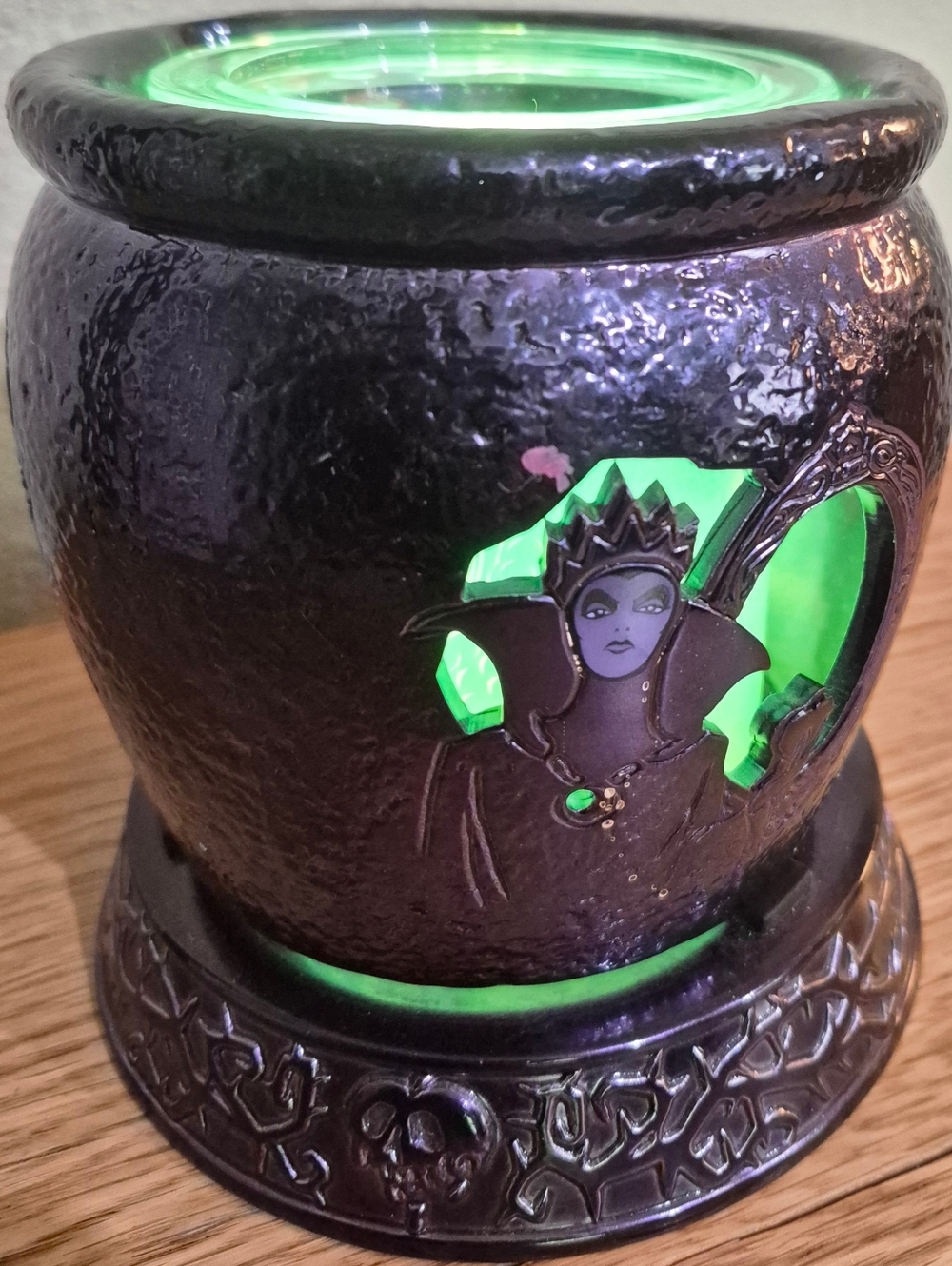 Scentsy Disney Villains Electric Wax Warmer W/ Evil Queen Maleficent & Ursula - Picture 2 of 6